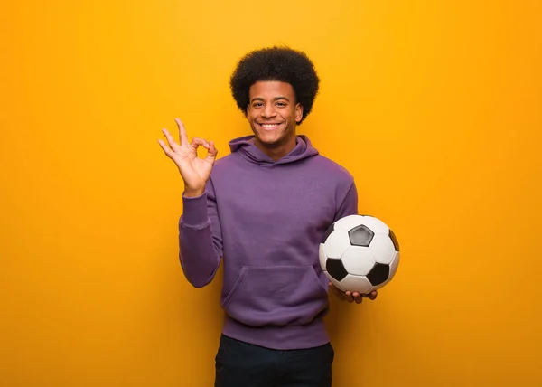 Giovane Afroamericano Sport Uomo Possesso Pallone Calcio Allegro Fiducioso Facendo — Foto Stock