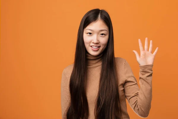 Junge Hübsche Chinesin Lächelt Fröhlich Und Zeigt Nummer Fünf Mit — Stockfoto