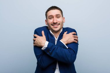 Genç beyaz bir adam düşük ateş ya da hastalık yüzünden soğuyor..