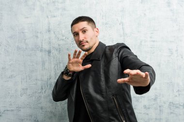 Genç rockçı yakın bir tehlike nedeniyle şoka uğruyor.