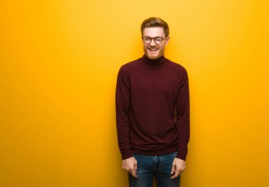 Genç akıllı adam göz kırpıyor, komik, dostça ve kaygısız bir hareket.