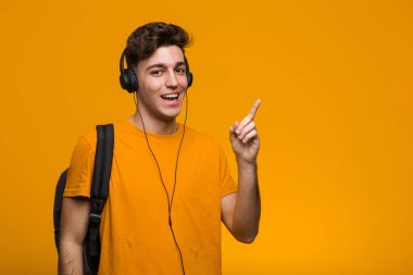 Kulaklıkla müzik dinleyen genç havalı öğrenci seni işaret ediyor sanki davet ediyormuş gibi..