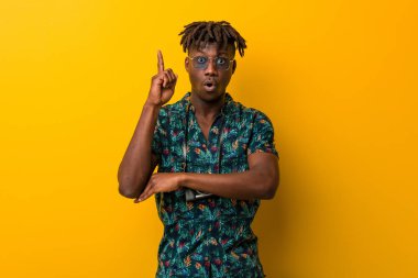 Tatil kıyafeti giyen genç siyah Rasta 'nın harika bir fikri var, yaratıcılık kavramı..