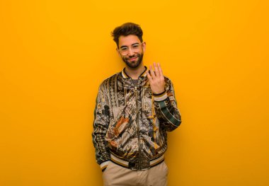 Genç adam gösteren dört numaralı serin