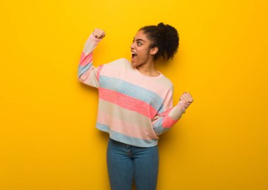 Teslim değil mavi gözleri ile genç siyah Afrikalı Amerikalı kız