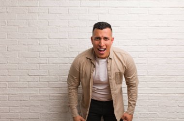 Genç Latin adam çok sinirli ve agresif bağırıyor.