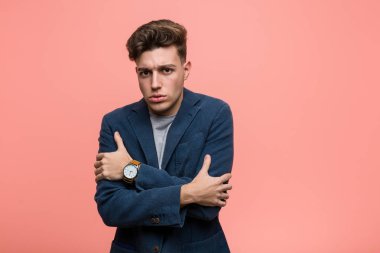 Genç iş adamı düşük ateş ya da hastalık yüzünden soğuyor..