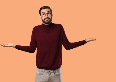 Genç ve doğal bir adam omuz silkiyor ve şüphe ediyor.