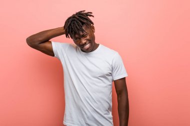 Genç Afrikalı siyahi adam sabit yaşam tarzından dolayı boyun ağrısı çekiyor..