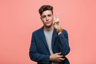 Genç iş adamı iki numarayı parmaklarıyla gösteriyor..