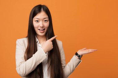 Genç Çinli kadın, Palm 'da bir fotokopi yeri tutarken heyecanlanıyor..