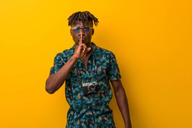 Tatil giymiş genç siyah Rasta adam bir sır saklıyor ya da sessizlik istiyor..