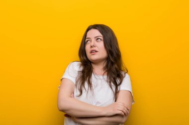 Genç, kıvrımlı, kilolu bir kadın, tekrarlanan bir görevden bıktı..