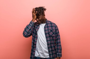 Genç Afrika siyah adam bir şey unutmak, avuç ve kapanış gözleri ile alnına tokatlama.