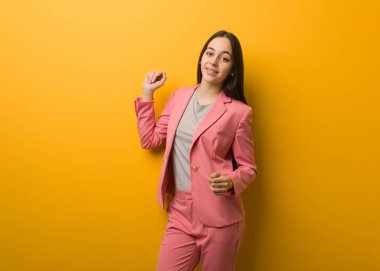 Genç modern iş kadını dans ediyor ve eğleniyor.