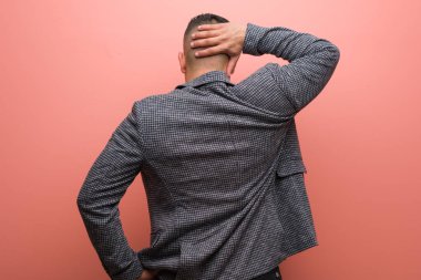 Arkadan gelen zarif Latin adam bir şey düşünüyor.