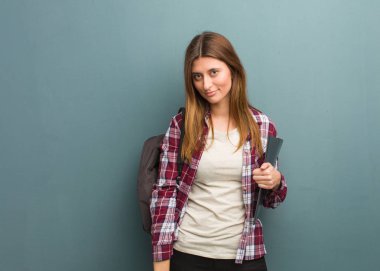 Genç Rus öğrenci, dosdoğru karşıya bakıyor.