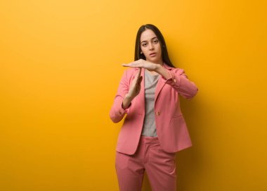 Genç, modern iş kadını mola hareketi yapıyor.