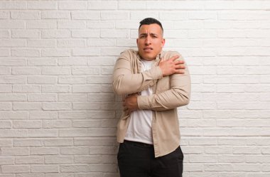 Genç Latin adam düşük ateş yüzünden soğuyor.