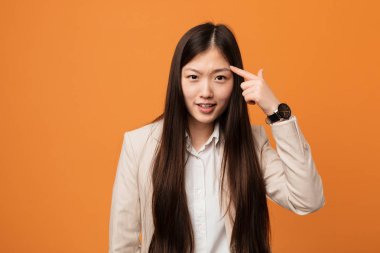 Genç Çinli kadın işaret parmağıyla hayal kırıklığı jesti yapıyor..