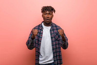 Genç afrikalı siyah adam kaygısız ve heyecanlı tezahürat. Zafer kavramı.