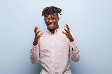 Genç iş adamı Afrikalı siyah adam gergin elleriyle çığlık atıyor..