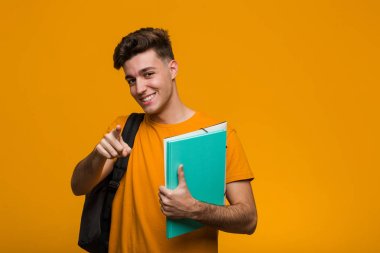 Elinde kitap tutan genç bir öğrenci heyecanla bağırıyor..