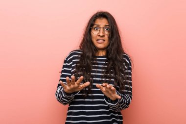 Genç entelektüel Hintli kadın iğrenme hareketi gösteren birini reddediyor..