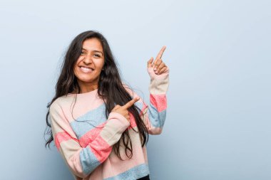 Genç moda Hindistanlı kadın işaret parmaklarıyla fotokopi alanını işaret ederek heyecan ve arzusunu ifade ediyor..