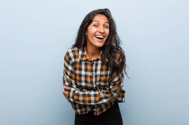 Genç havalı Hintli kadın gülüyor ve eğleniyor..