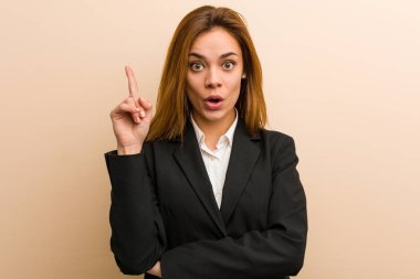 Kafkasyalı genç iş kadınının harika bir fikri var, yaratıcılık kavramı..