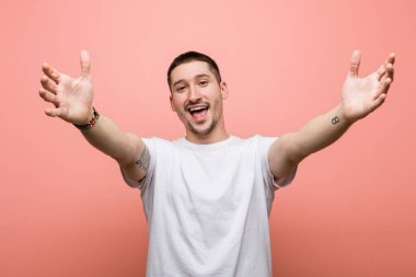 Genç adam kameraya sarıldığı için kendinden emin..