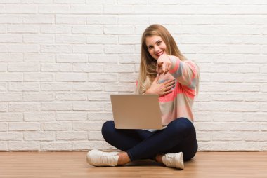 Genç Rus öğrenci kadın hedeflere ve amaçlara ulaşma hayalleri kuruyor.