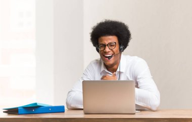 Genç pazarlamacı siyah adam gülüyor ve eğleniyor.