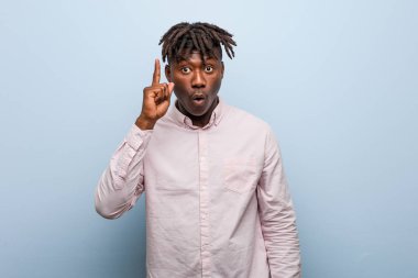 Genç iş adamı Afrikalı siyah adamın bir fikri, ilham konsepti var..