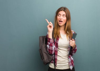 Genç Rus öğrenci yan tarafı işaret ediyor.