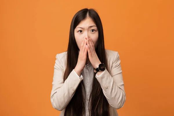 Jovem Chinês Negócios Mulher Assustada Com Medo — Fotografia de Stock