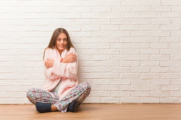 Jonge Vrouw Het Dragen Van Pyjama Gaat Koud Door Lage — Stockfoto