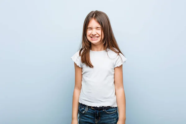 Menina Bonito Fecha Olhos Sente Relaxado Feliz — Fotografia de Stock