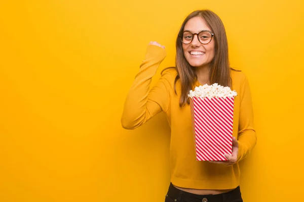 Jonge Blanke Vrouw Verrast Geschokt Eet Popcorn — Stockfoto