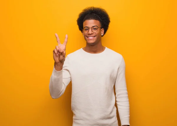 Jovem Afro Americano Sobre Uma Parede Laranja Mostrando Número Dois — Fotografia de Stock