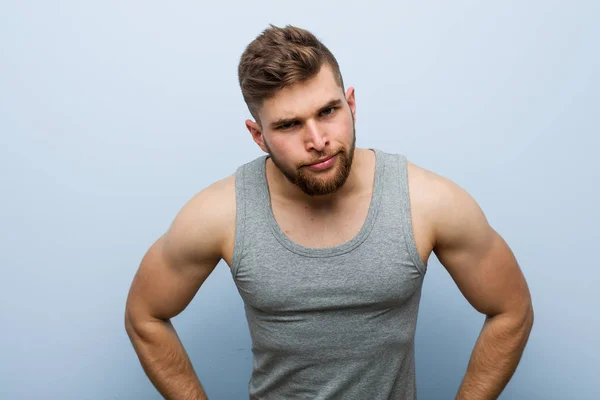 Junger Schöner Fitnessmann Schimpft Auf Jemanden Der Sehr Wütend Ist — Stockfoto