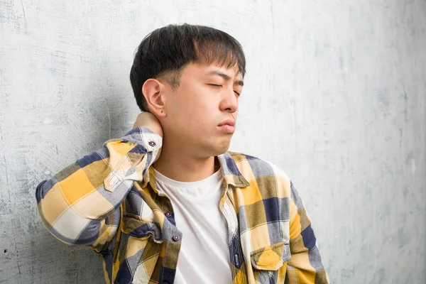 Jovem Chinês Cara Closeup Sofrendo Pescoço Dor — Fotografia de Stock