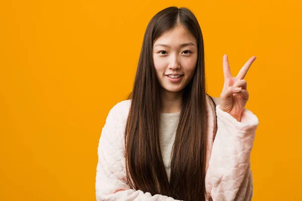 Νεαρή Κινέζα Στην Πιτζάμα Δείχνει Νούμερο Δύο Δάχτυλα — Φωτογραφία Αρχείου