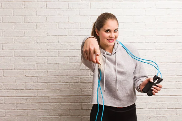 Joven fitness mujer rusa sosteniendo una cuerda de salto contra un ladrillo — Foto de Stock