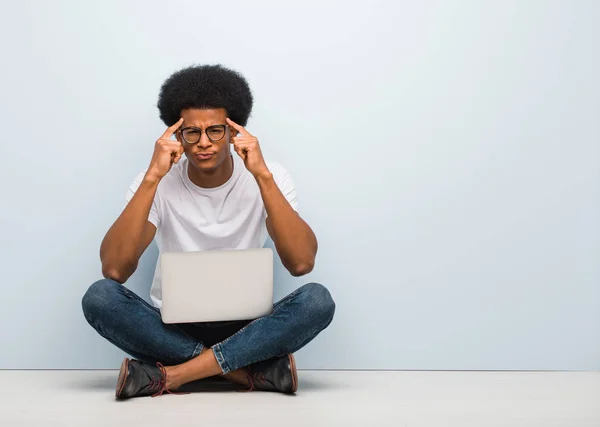 Jonge Zwarte Man Zit Vloer Met Een Laptop Doet Een — Stockfoto