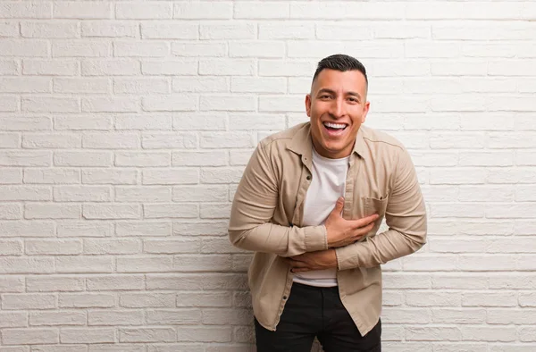 Mladý Latinský Muž Směje Baví — Stock fotografie