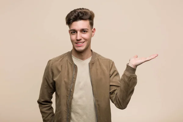 Junger Kaukasischer Mann Trägt Eine Braune Jacke Die Einen Kopierraum — Stockfoto