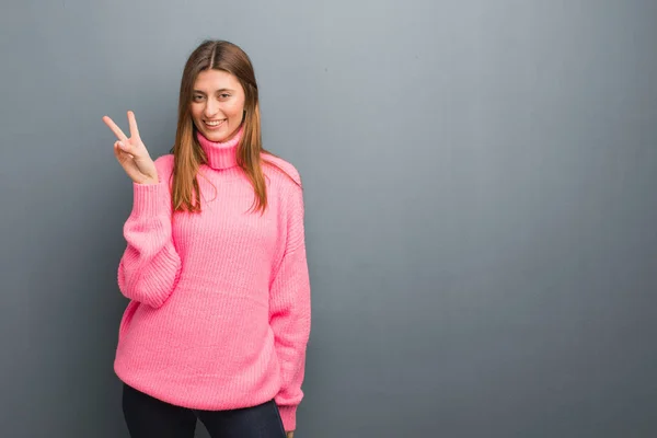 Jong Russisch Natuurlijk Meisje Doen Een Gebaar Van Overwinning — Stockfoto