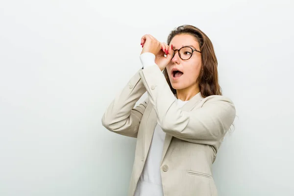 Joven Mujer Negocios Europea Mirando Lejos Manteniendo Mano Frente —  Fotos de Stock